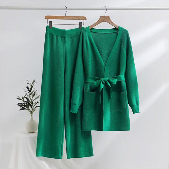 Damen modisches Strick-Lounge-Set mit Bindegürtel und praktischen Taschen EB