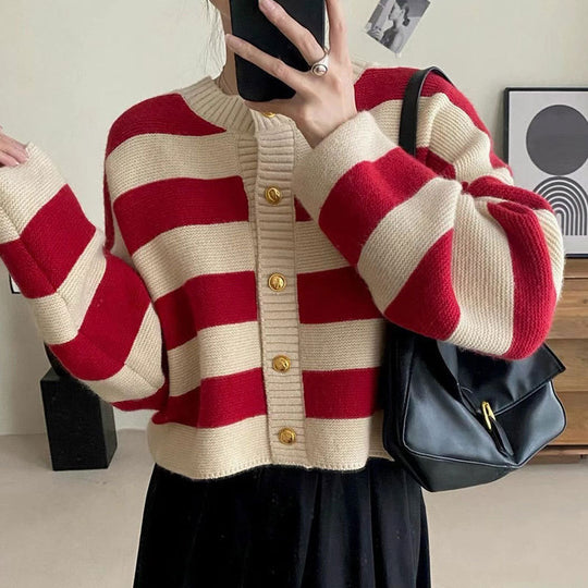 Damen Strickjacke mit dekorativem Streifenmuster und goldenen Knöpfen EB