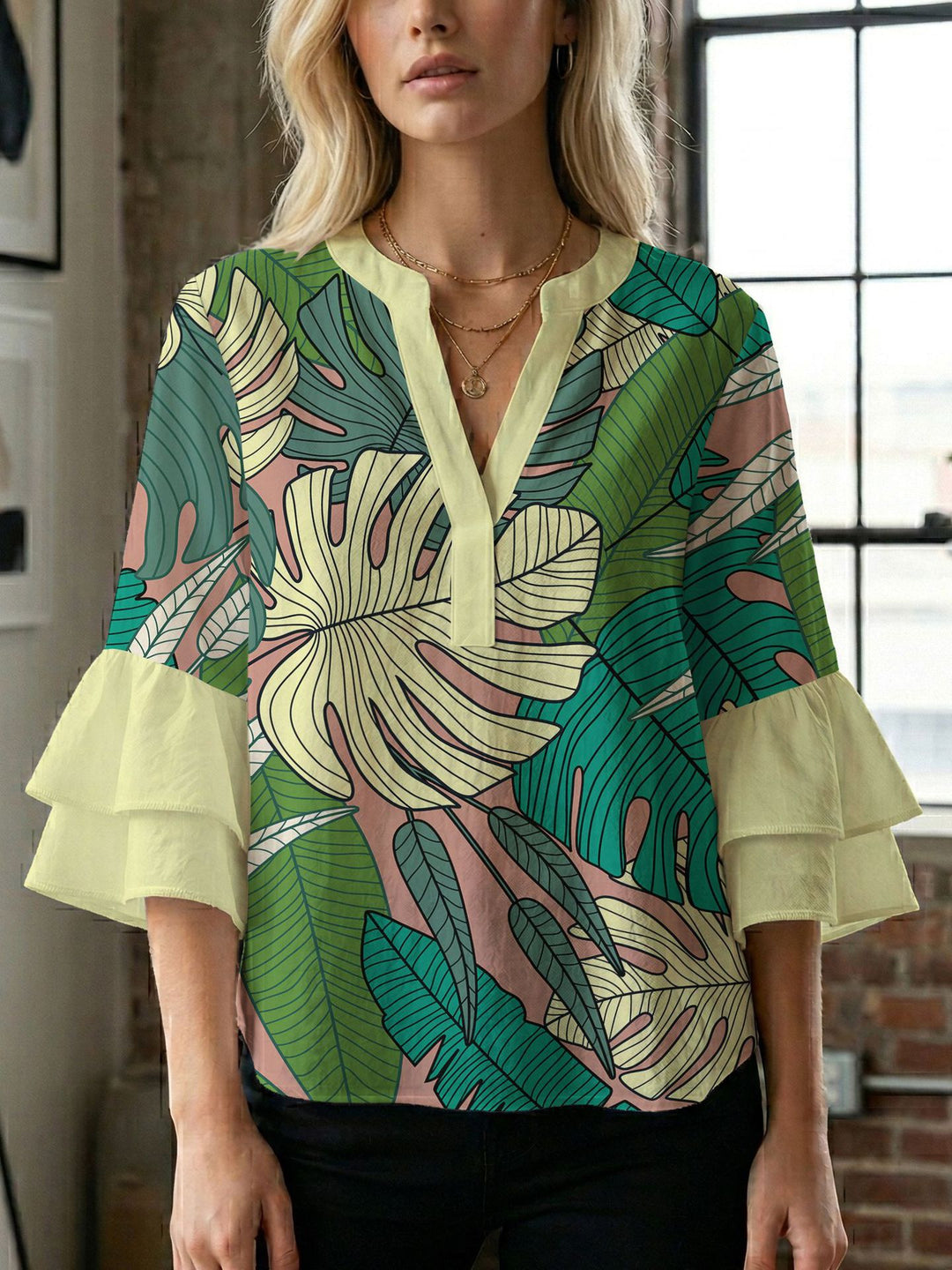 Damen Bluse mit voluminösen Flügelärmel und intensivem Blattmuster EB