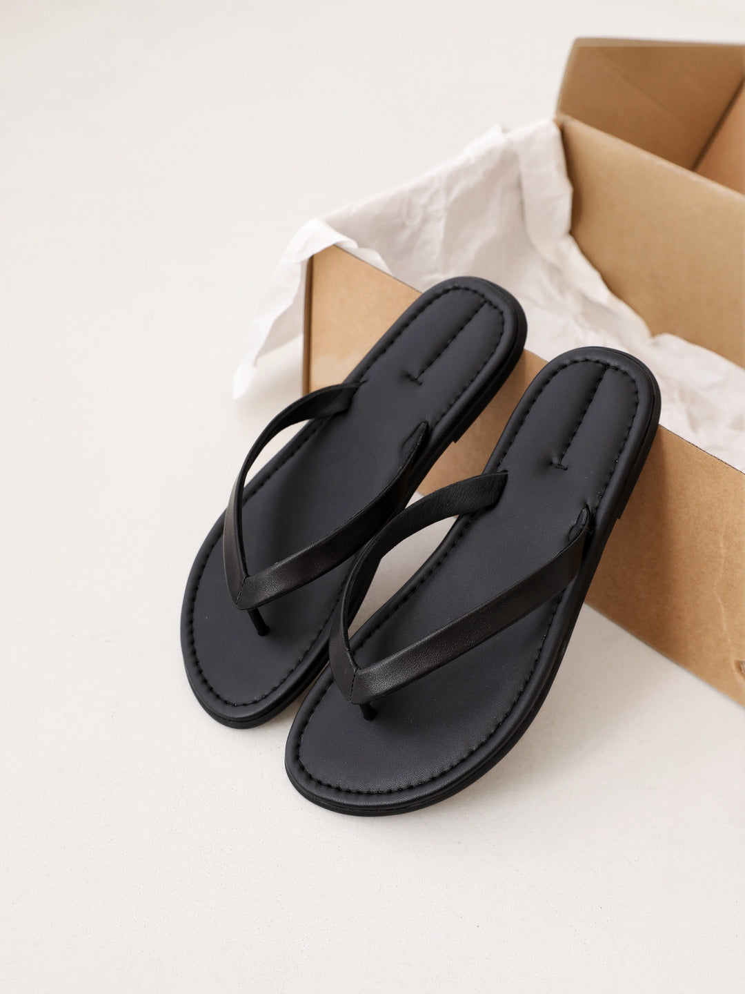 Damen Zehentrenner-Sandalen mit bequemem Fußbett und elegantem Riemendesign EB