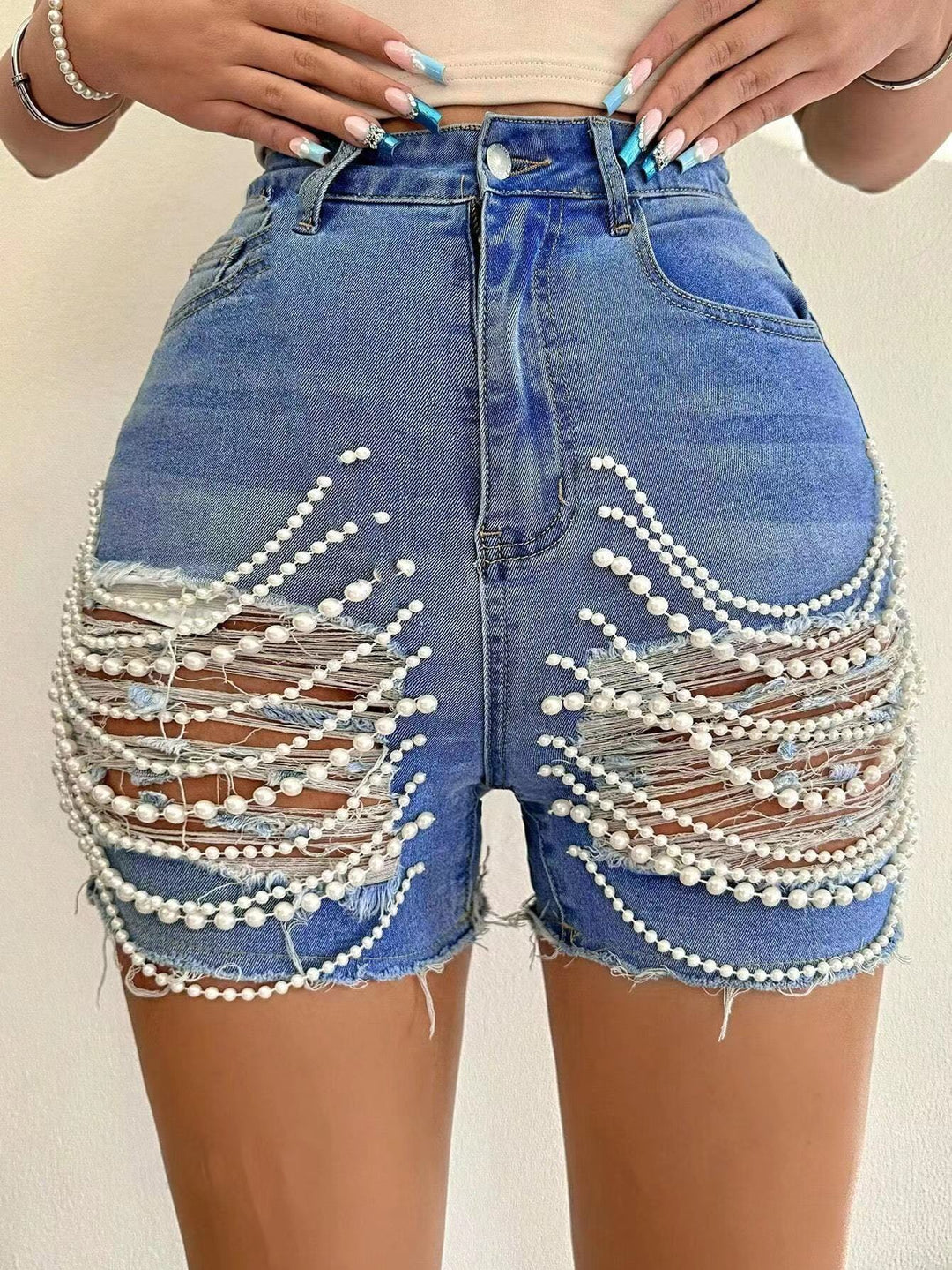 EB | Zerrissene Denim-Shorts mit hoher Taille und handgefertigter Perlenkette für Damen