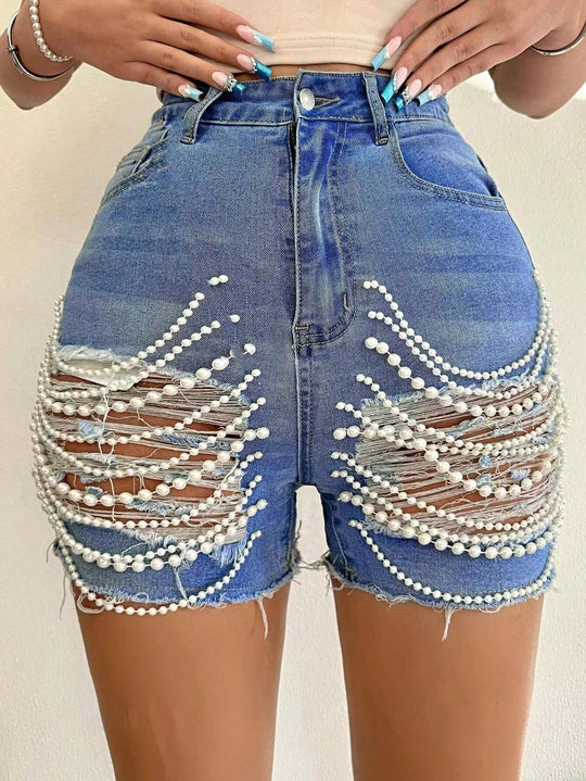 EB | Zerrissene Denim-Shorts mit hoher Taille und handgefertigter Perlenkette für Damen