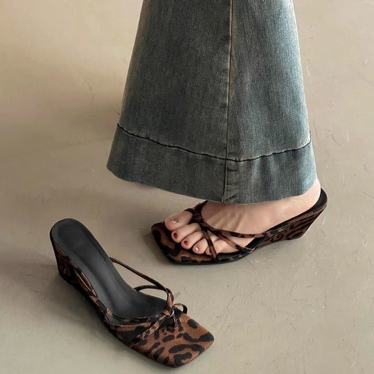 Damen Wedge-Sandalen mit animalischem Print und modischem Riemendesign EB