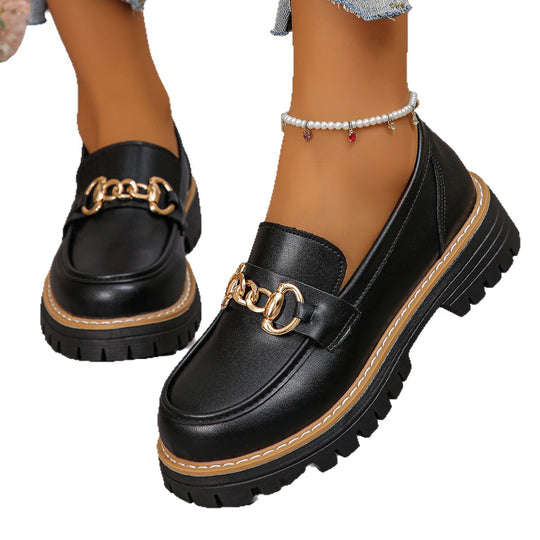 Damen  glänzende Lack-Loafer mit dekorativer Metallspange und profilierter Traktorsohle EB