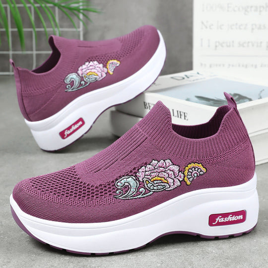 Damen nan elastischer Strick-Slipper mit aufgesticktem Blumenmotiv und stützender Keil-Laufsohle EB