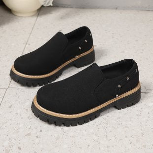 Damen Modische Slipper mit robustem Sohlenprofil und eleganten Nietenakzenten EB