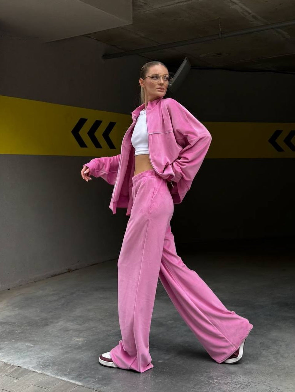 Damen moderne Velours-Zweiteiler mit kurzem Stehkragen-Zip und fließender hochgeschnittener Palazzohose Eichborn Berlin