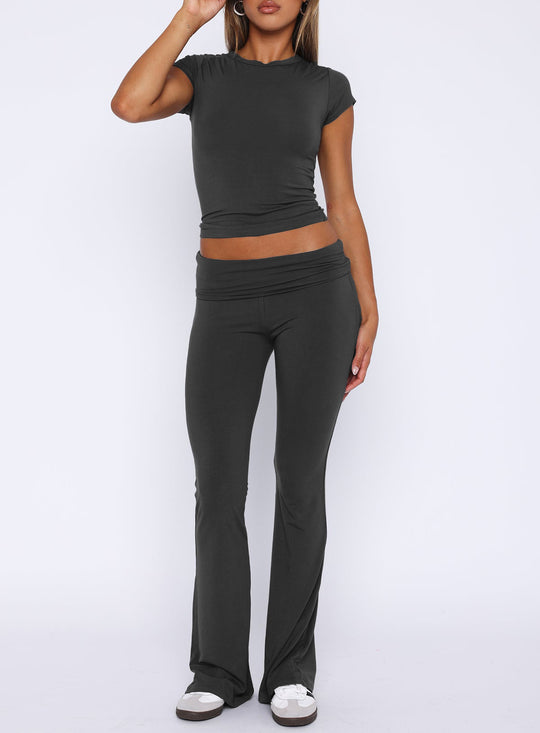 Damen sportliches Set mit figurbetontem Oberteil und ausgestellten Hosen EB