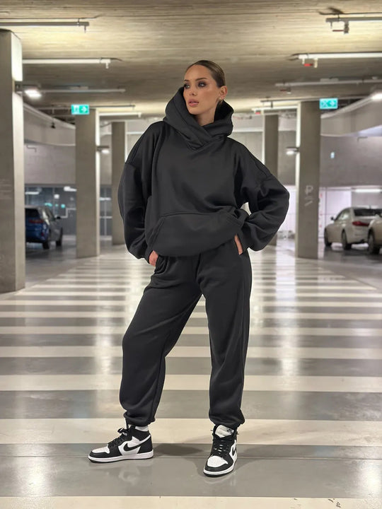 Damen gemütlicher Oversized Hoodie mit intuitivem Kordelzug und passender Jogginghose EB