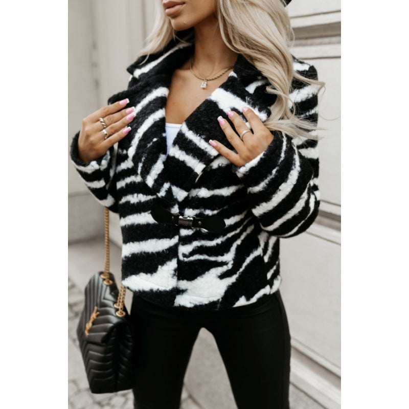 Damen Designer-Fleecejacke mit Leopardenmuster und eleganter Knopfdetail EB