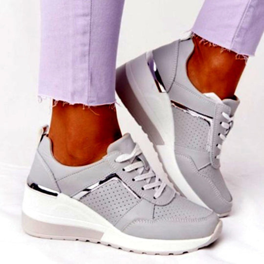 Damen Komfort-Keil-Sneaker mit perforiertem Obermaterial und Dekozipper EB
