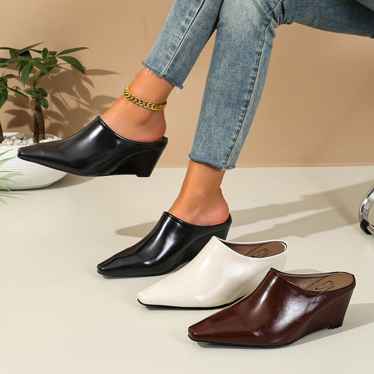 Damen Mules mit elegantem spitzem Design und glänzender Oberfläche EB