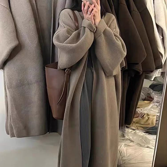 Damen Langer Wollmantel im minimalistischen Stil mit weitem Schnitt und eleganten Details EB
