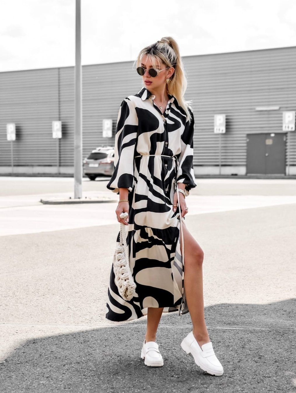 Damen Langarm Kleid mit raffiniertem Schnitt und modernem Grafikmuster EB