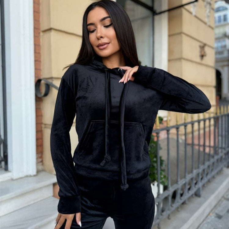 Damen weiches Velours-Lounge-Set mit Kapuzenpullover und tapered Jogginghose Eichborn Berlin