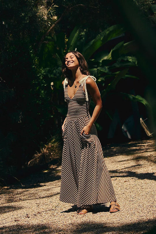 Damen Maxi-Sommerkleid mit verspielten Trägern und elegantem V-Ausschnitt EB