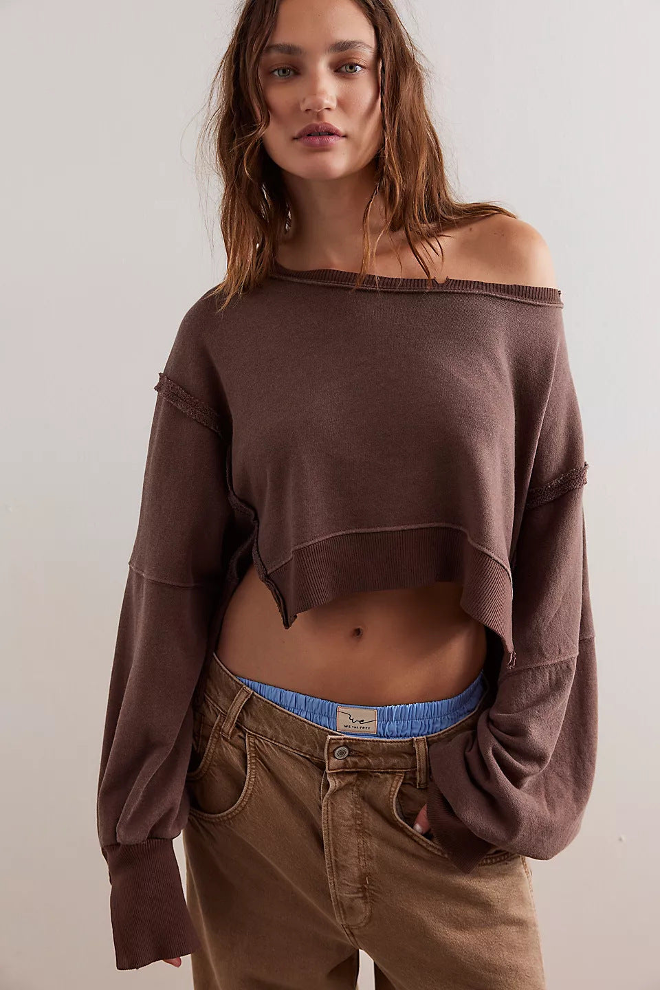 Damen cropped Oversize-Sweatshirt mit Daumenloch, fransigem Saum und weitem Raglanärmel Eichborn Berlin
