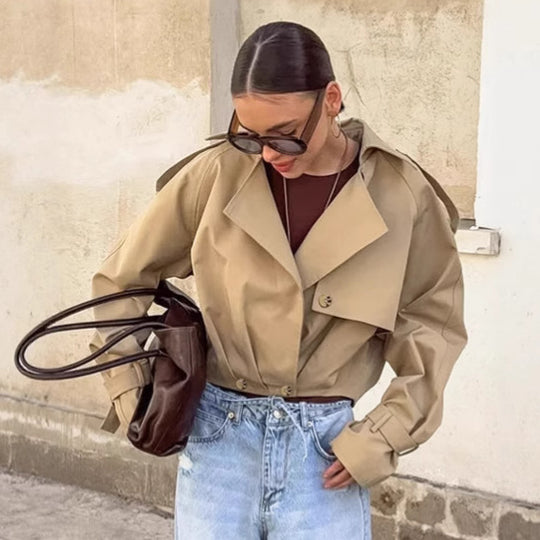 Damen modische Kurzjacke im minimalistischen Design mit lässigem Schnitt und praktischen Details EB
