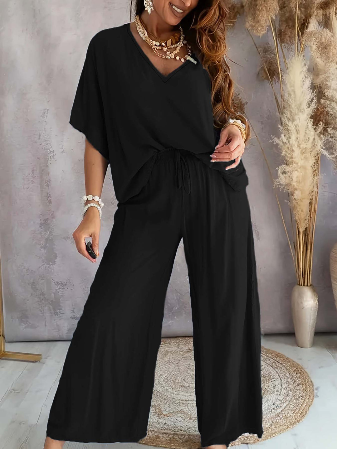 Damen Lässiges Freizeitoutfit bestehend aus lockerem Oberteil und weiten Hosen EB