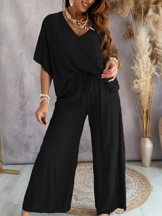 Damen Lässiges Freizeitoutfit bestehend aus lockerem Oberteil und weiten Hosen EB