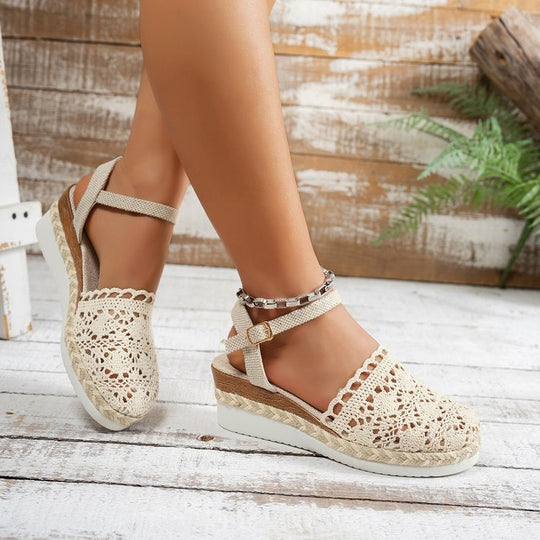 Damen  bestickte Espadrille-Pantoletten mit verstellbarem Knöchelriemen, floraler Häkel-Optik und geflochtenem Jute-Plateau EB