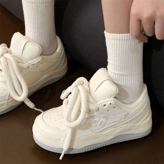 Damen modische Low-Top Sneakers mit breiten Schnürsenkeln und dekorativem Logo EB