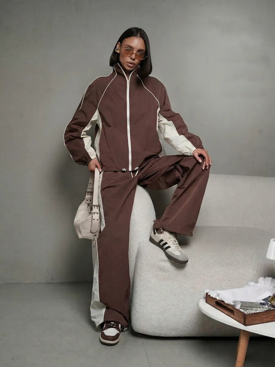 Damen sportlich-elegantes Trackset mit Stehkragen, Reißverschlussjacke und weitem Seitenstreifen-Hose Eichborn Berlin