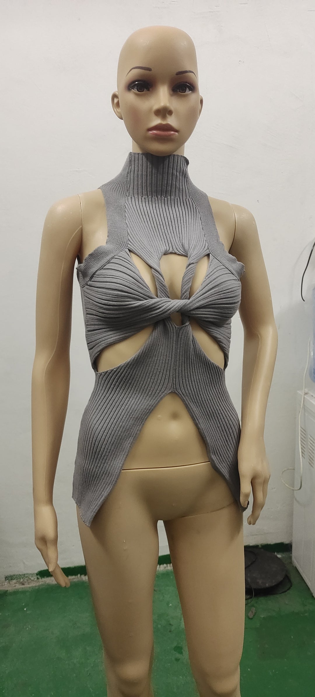 Damen figurbetontes Cut-Out Top mit hohem Kragen EB