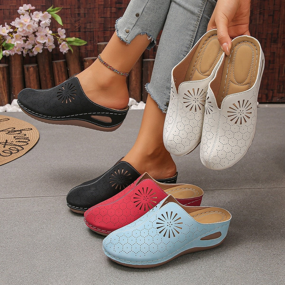 Damen Bequeme Perforierte Slipper-Mules mit Blumenstanzung und gepolstertem Fußbett EB
