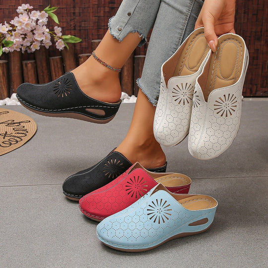 Damen Bequeme Perforierte Slipper-Mules mit Blumenstanzung und gepolstertem Fußbett EB
