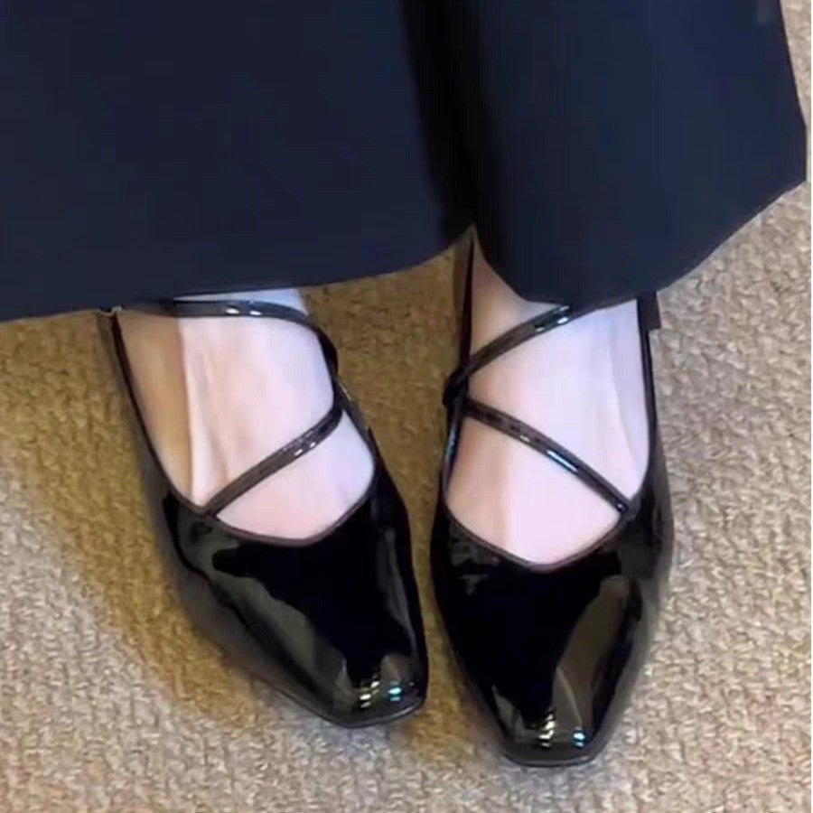 Damen Ballerinas mit elegantem Kreuzriemen und hochglänzender Oberfläche EB