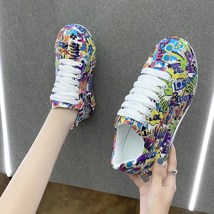 Damen Sneakers im bunten Comic-Design mit rutschfester Sohle EB