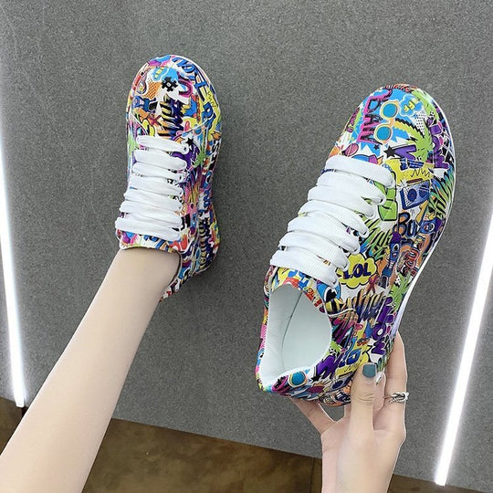 Damen Sneakers im bunten Comic-Design mit rutschfester Sohle EB