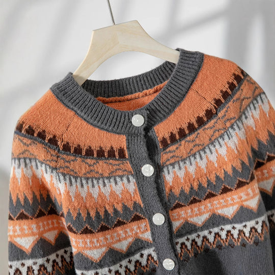 Damen Strickjacke mit aufwendigen geometrischen Mustern und nachhaltigem Material EB