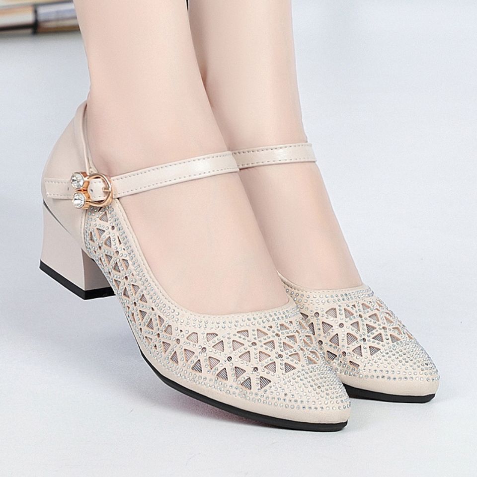 Damen Elegante Pumps mit kunstvollem Riemen und filigranem Detail EB