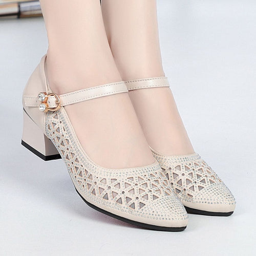 Damen Elegante Pumps mit kunstvollem Riemen und filigranem Detail EB