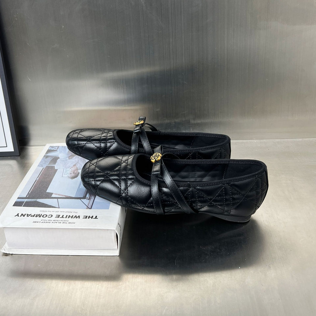Damen Ballerinas mit elegantem Riemen und stilvollem Blumenmotiv EB