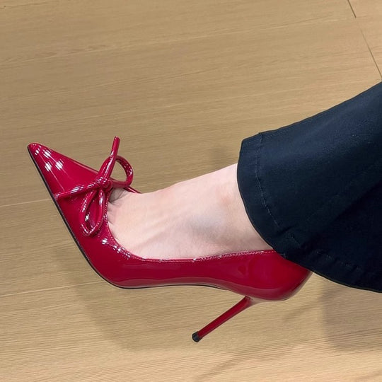 Damen elegante Pumps mit dekorativer Schleifenapplikation und hochglänzendem Finish EB