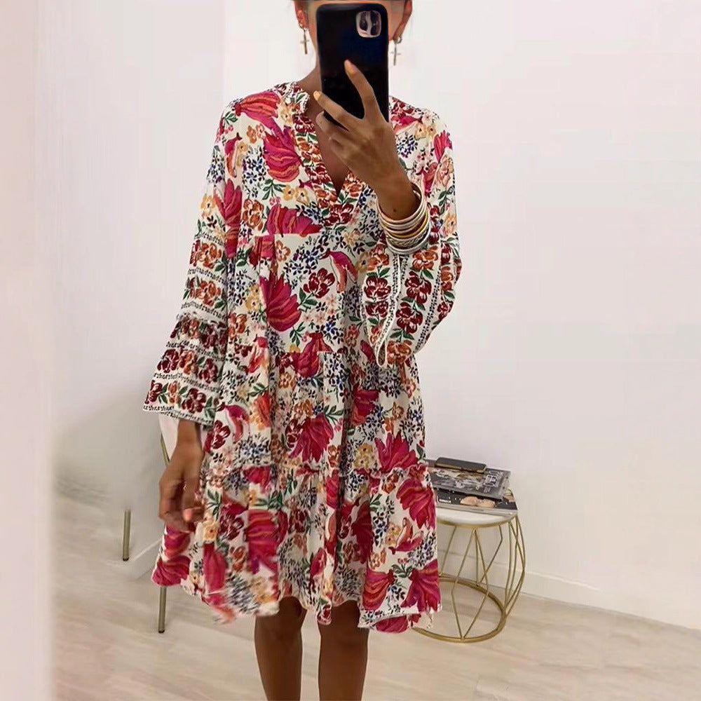 Damen nan verspieltes Tunika-Stufenkleid mit tiefem V-Ausschnitt, geraffter Brustpartie, Volantstufen und ornamentaler Stickbordüre EB