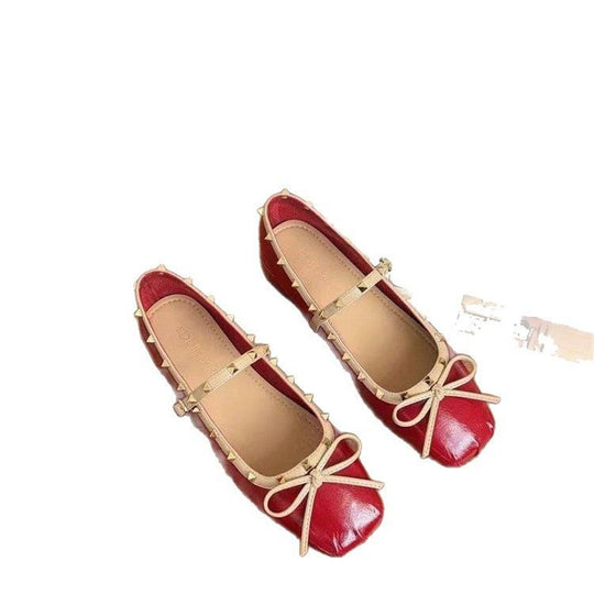 Damen Ballerina mit quadratischer Zehenbox, Nietenbesetztem Rand und verstellbarem Mary‑Jane Riemchen EB
