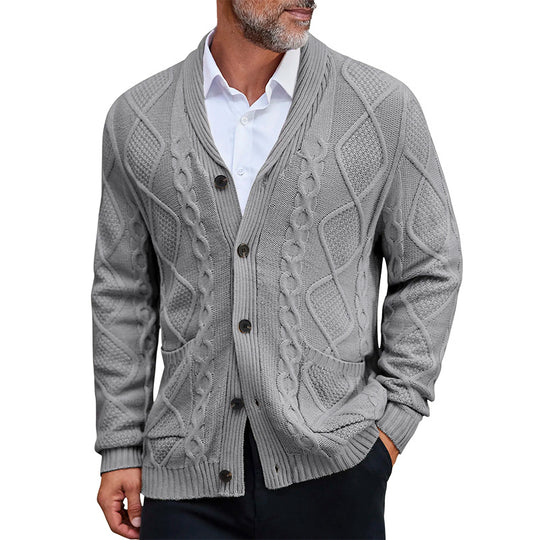 Herren Grobstrickjacke mit elegantem Zopfmuster und praktischen Taschen EB