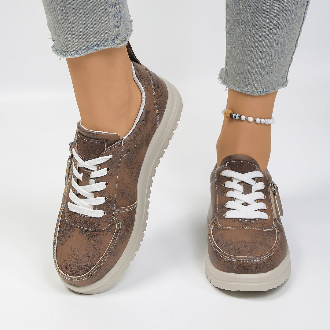 Damen Sportliche Sneaker mit glänzendem Obermaterial und praktischem Reißverschluss EB