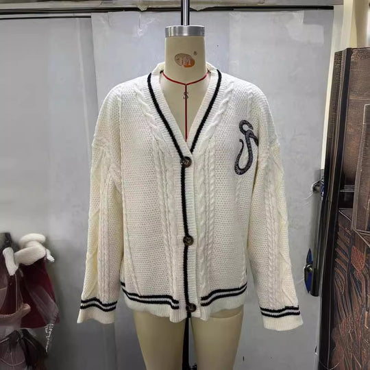 Damen nan gestrickte College-Cardigan mit Zopfmuster, V-Ausschnitt, kontraststreifen und gestickten Applikationen EB
