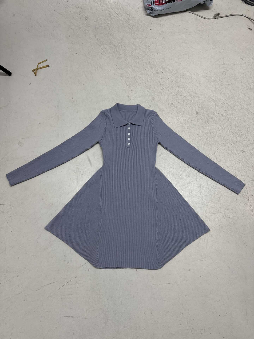 Damen nan geripptes Polokleid mit taillierter Miederform und ausgestelltem Volantrock EB