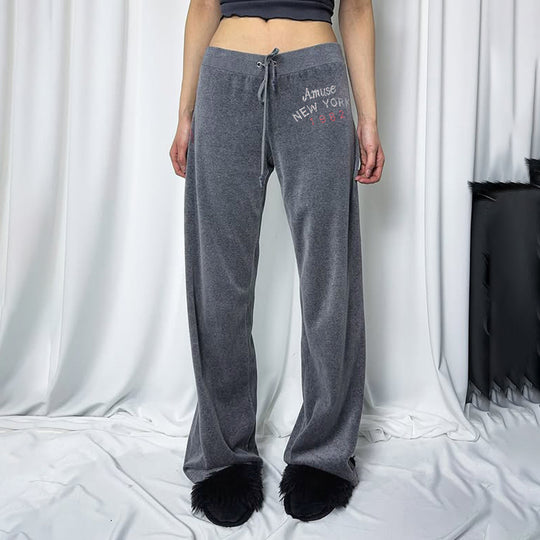 Damen nan weite Velours-Loungehose mit Tunnelzugbund, Kordelzug und dezenter Logo-Stickerei EB