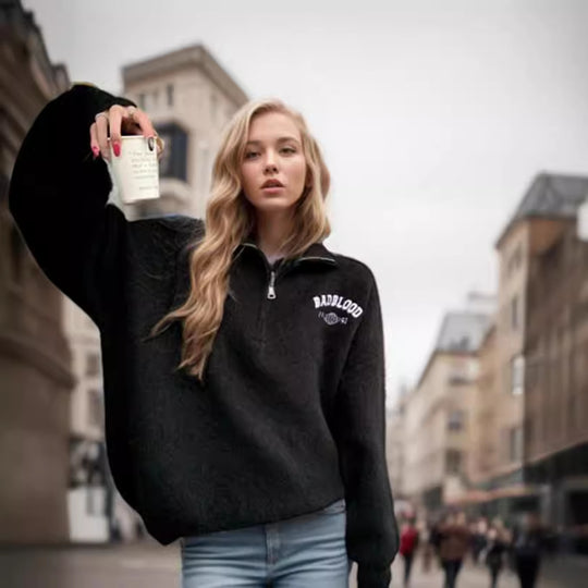Damen Flauschiger Stehkragenpullover mit Reißverschluss und modernen Details EB