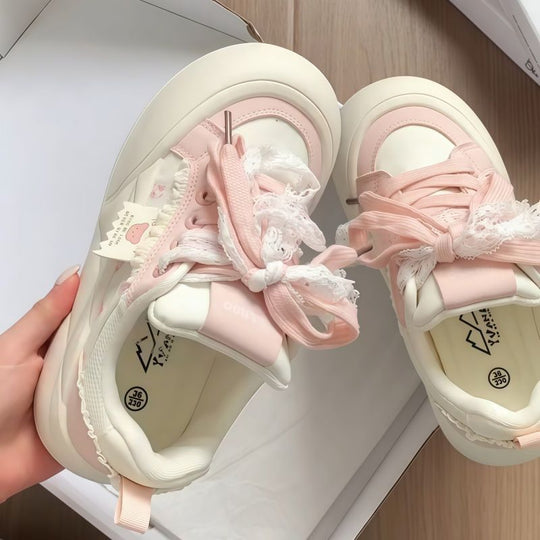 Damen Sneakers mit dekorativen Rüschen und verspielten Schleifen EB