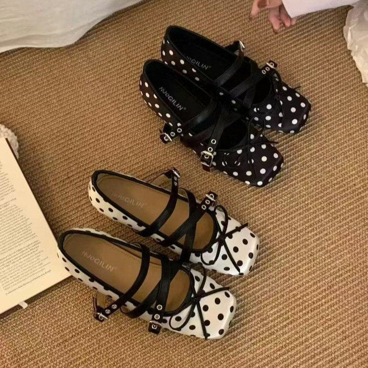 Damen Ballerina-Pumps mit modischem Riemchen und kontrastierendem Punkten-Design EB