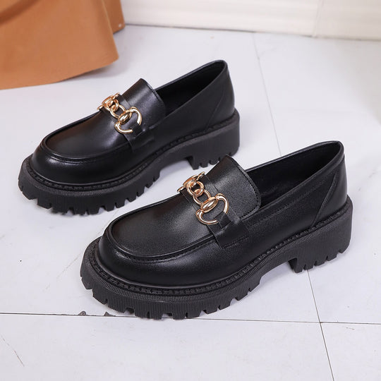 Damen Modische Lackleder Mokassins mit Kettenapplikation EB