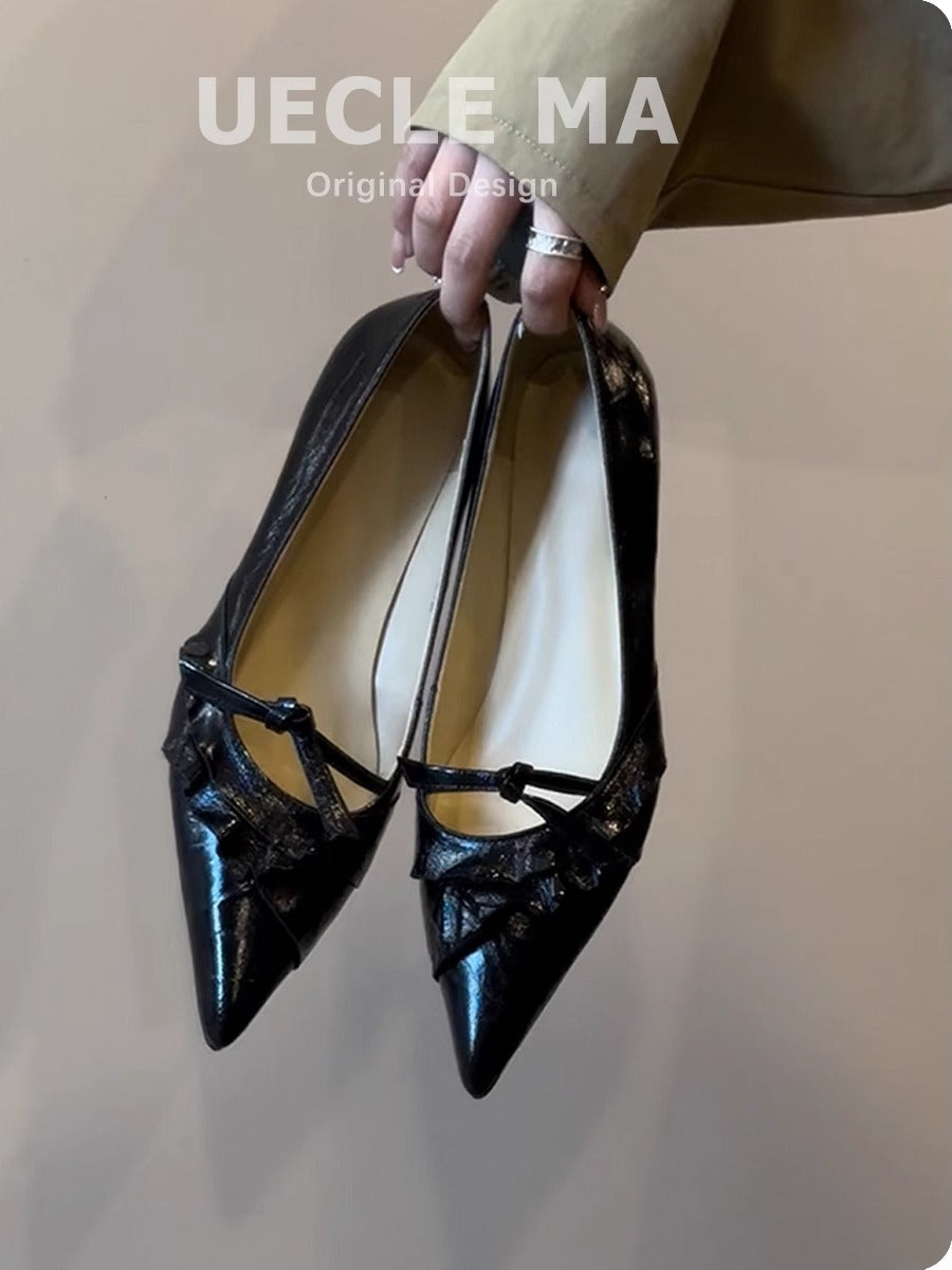 Damen spitze Pumps mit verspieltem Rüschendetail und elegantem Bindeband EB